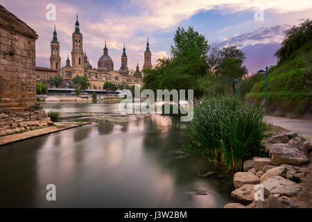 Basilica de Nuestra Senora del Pilar und Ebor River in den Abend, Zaragoza, Aragon, Spanien Stockfoto