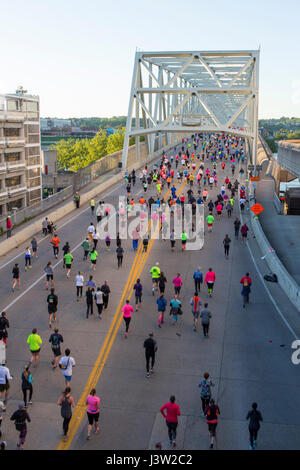 2017 Flying Pig Marathon in Cincinnati, Ohio. Die Schienen überqueren der Taylor southgate Brücke sind. Stockfoto