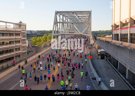 2017 Flying Pig Marathon in Cincinnati, Ohio. Die Schienen überqueren der Taylor southgate Brücke sind. Stockfoto