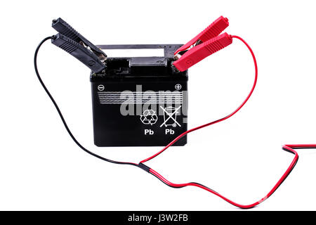 Zum Aufladen der Batterie mit einem Ladegerät. Schließen Sie die Ladestation Plusleitung (rot) mit Pluspol der Batterie und negative Ladegerät (schwarz) am anderen Ende Stockfoto