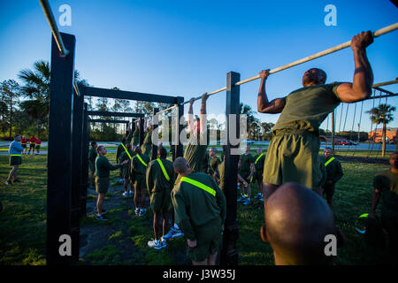 Rekruten tun Pullups während einer Anfangsfestigkeit Prüfung 7. April 2017, auf Parris Island, SC Nach dem passieren des Anfangsfestigkeit Tests, werden diese Rekruten Delta Company, 1. rekrutieren Training Bataillon zugeteilt. Delta-Firma ist, Diplom 30. Juni 2017 geplant. Rund 19.000 Rekruten kommen auf Parris Island jährlich für die Chance, United States Marines werden durch dauerhafte 12 Wochen strenge, transformative Training. Parris Island ist Heimat von Entry-Level-eingetragene Training für rund 49 Prozent der männlichen Rekruten und 100 Prozent der weiblichen Rekruten in der Marine Corps. (Foto: Stockfoto