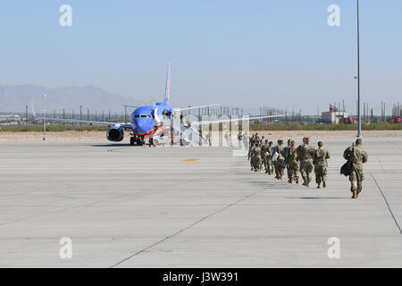 North Dakota Armee Nationalgardisten zugewiesen, 1. Bataillon, 188. Luft-Verteidigung-Artillerie-Regiment, beginnen ein Flugzeug bei Silas L. Copeland Ankunft/Abfahrt Flugplatz Kontrollgruppe hier 17 April für einen ganzjährigen Einsatz zum Schutz der nationalen Capital Region. Stockfoto