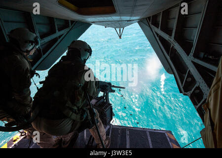 170420-N-TB410-1046 arabischen Golf (20. April 2017) Marine Aircrewmen zugewiesen, die Blackhawks der Hubschrauber Mine Gegenmaßnahmen Squadron (HM) 15 Detachment 2 Feuer eine GUA-21.50 Kaliber Maschinengewehr auf ein Ziel von der Rückseite des eine MH-53E Sea Dragon während der Durchführung der Ausbildung vor der Küste von Bahrain. HM-15 zugeordnet ist Task Force 52, Förderung der Grube Gegenmaßnahme-Aktivitäten in den USA 5. Flotte Einsatzgebiet. (Foto: U.S. Navy Mass Communication Specialist 1. Klasse Joshua Bryce Bruns) Stockfoto