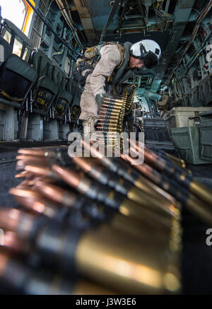 170420-N-TB410-1155 arabischen Golf (20. April 2017) Marine Aircrewman 3. Klasse John M. Hardin, zugewiesen, die Blackhawks der Hubschrauber Mine Gegenmaßnahmen Squadron (HM) 15 Detachment 2, Lasten-.50-Kaliber-Munition auf eine MH-53E Sea Dragon während einer Ausbildung Evolution vor der Küste von Bahrain. HM-15 zugeordnet ist Task Force 52, Förderung der Grube Gegenmaßnahme-Aktivitäten in den USA 5. Flotte Einsatzgebiet. (Foto: U.S. Navy Mass Communication Specialist 1. Klasse Joshua Bryce Bruns) Stockfoto