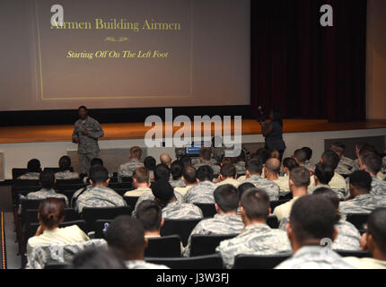 Mitarbeiter der Luftwaffe nehmen am Airmen Building Airmen Symposium auf der Keesler Air Force Base teil, um Führungsqualitäten und professionelles Wachstum zu entwickeln, das von der Air Force Sergeants Association gefördert wird. Stockfoto