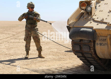 Major General John M. Epperly, 29. Infanterie Division Deputy Commander besucht mit Betrieb Spartan Schild Soldaten der 6. Staffel, 9. Kavallerie-Regiment, 1. Kavallerie-Division im Camp Buehring, Kuwait, Apr. 17. Die Soldaten waren CBRNE und Fahrzeug Regenerationstraining Validierung durchführen. Betrieb Spartan Schild ist eine laufende Mission Kompetenzen der Partner im Nahen Osten, regionale Eigenständigkeit fördern und erhöhen die Sicherheit in der CENTCOM Verantwortungsbereich. Stockfoto