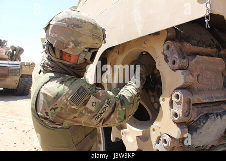 Major General John M. Epperly, 29. Infanterie Division Deputy Commander besucht mit Betrieb Spartan Schild Soldaten der 6. Staffel, 9. Kavallerie-Regiment, 1. Kavallerie-Division im Camp Buehring, Kuwait, Apr. 17. Die Soldaten waren CBRNE und Fahrzeug Regenerationstraining Validierung durchführen. Betrieb Spartan Schild ist eine laufende Mission Kompetenzen der Partner im Nahen Osten, regionale Eigenständigkeit fördern und erhöhen die Sicherheit in der CENTCOM Verantwortungsbereich. Stockfoto