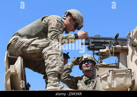 Major General John M. Epperly, 29. Infanterie Division Deputy Commander besucht mit Betrieb Spartan Schild Soldaten der 6. Staffel, 9. Kavallerie-Regiment, 1. Kavallerie-Division im Camp Buehring, Kuwait, Apr. 17. Die Soldaten waren CBRNE und Fahrzeug Regenerationstraining Validierung durchführen. Betrieb Spartan Schild ist eine laufende Mission Kompetenzen der Partner im Nahen Osten, regionale Eigenständigkeit fördern und erhöhen die Sicherheit in der CENTCOM Verantwortungsbereich. Stockfoto