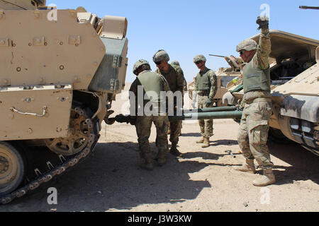 Major General John M. Epperly, 29. Infanterie Division Deputy Commander besucht mit Betrieb Spartan Schild Soldaten der 6. Staffel, 9. Kavallerie-Regiment, 1. Kavallerie-Division im Camp Buehring, Kuwait, Apr. 17. Die Soldaten waren CBRNE und Fahrzeug Regenerationstraining Validierung durchführen. Betrieb Spartan Schild ist eine laufende Mission Kompetenzen der Partner im Nahen Osten, regionale Eigenständigkeit fördern und erhöhen die Sicherheit in der CENTCOM Verantwortungsbereich. Stockfoto