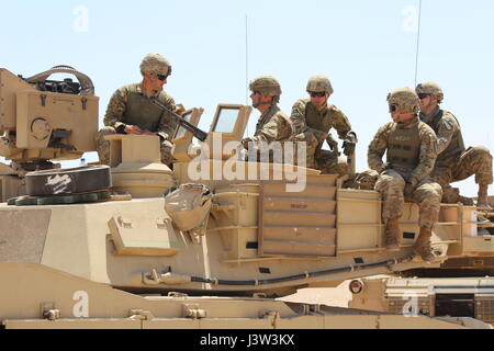 Major General John M. Epperly, 29. Infanterie Division Deputy Commander besucht mit Betrieb Spartan Schild Soldaten der 6. Staffel, 9. Kavallerie-Regiment, 1. Kavallerie-Division im Camp Buehring, Kuwait, Apr. 17. Die Soldaten waren CBRNE und Fahrzeug Regenerationstraining Validierung durchführen. Betrieb Spartan Schild ist eine laufende Mission Kompetenzen der Partner im Nahen Osten, regionale Eigenständigkeit fördern und erhöhen die Sicherheit in der CENTCOM Verantwortungsbereich. Stockfoto