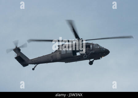 Ein Kentucky Army National Guard UH-60 Blackhawk Hubschrauber fliegt über den Ohio River nach Bereitstellung von Kentucky Luft Nationalgardisten in dem Wasser, während der Donner über Louisville Air eine simulierte Rettungsaktion durchzuführen in Louisville, Kentucky, 22. April 2017 zeigen. Die jährliche Veranstaltung gewachsen, der größte eintägige Luftfahrtmesse in der Nation zu werden. (U.S. Air National Guard Foto von Oberstleutnant Dale Greer) Stockfoto