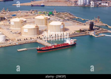 Gastanker neben Gas tanks, Hafen von Barcelona, Katalonien, Spanien Stockfoto