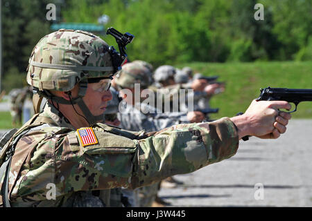 SPC. Jordan Breedlove der Tennessee National Guard feuert die M9 Pistole während der Nationalgarde Region III am besten Krieger Wettbewerb bei Wendell H. Ford Regional Training Center in Greenville, Kentucky, 24. April 2017.  Von den 10 Staaten und Territorien, die Region III bilden, schickte neun ihre besten Soldaten dem Wettbewerb um eine Chance auf nationaler Ebene zu konkurrieren. (Foto: US Army National Guard Staff Sgt Scott Raymond) Stockfoto