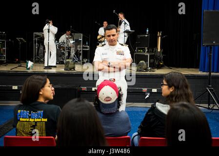 170426-N-RT036-017 SAN ANTONIO, Texas (26. April 2017) Capt Edgardo Moreno, Center, dem Executive Officer des amphibious Transport Docks Schiff USS San Antonio (LPD-17) und Command Master Chief Terry Wylie, links, der San Antonio-Gespräch mit guten Tag San Antonio Host Roma Villavicencio über das Schiff, das Schiff Mission und was es bedeutet, die Stadt von San Antonio zu besuchen. Sieben Segler aus San Antonio, einschließlich der Konzernleitung und der Command master Chief, besuchen ihr Schiff Namensvetter für Community Outreach und Fiesta San Antonio, April 24-30. (U.S. Navy Photo von Masse Stockfoto