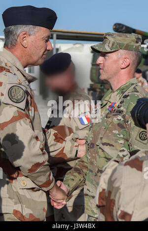 US Armee Generalmajor Christopher Walsh, ein Fallschirmjäger eingesetzt zur Unterstützung kombiniert Joint Task Force - Betrieb verbundenen lösen und zugewiesen 2nd Brigade Combat Team, 82nd Airborne Division, schüttelt Hände mit französischen Luftwaffe Major General Serge Cholley, Kommandeur der französischen Truppen unterstützende CJTF-OIR, nach Erhalt der Médaille De La Défense Nationale in der Nähe von Arbil, Irak, 26. April 2017. Walsh erhielt die Auszeichnung für seine Hilfe bei der Koordination der Bewegungen und Abläufe mit der französischen und amerikanischen Artillerie, wie sie Feuer zur Unterstützung der irakischen Sicherheitskräfte zu manövrieren. Die 2. BCT, 82. Abn. D Stockfoto