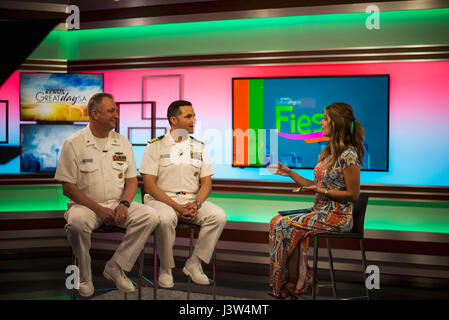 170426-N-RT036-017 SAN ANTONIO, Texas (26. April 2017) Capt Edgardo Moreno, Center, dem Executive Officer des amphibious Transport Docks Schiff USS San Antonio (LPD-17) und Command Master Chief Terry Wylie, links, der San Antonio-Gespräch mit guten Tag San Antonio Host Roma Villavicencio über das Schiff, das Schiff Mission und was es bedeutet, die Stadt von San Antonio zu besuchen. Sieben Segler aus San Antonio, einschließlich der Konzernleitung und der Command master Chief, besuchen ihr Schiff Namensvetter für Community Outreach und Fiesta San Antonio, April 24-30. (U.S. Navy Photo von Masse Stockfoto