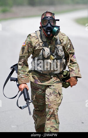 Staff Sgt Dustin Rottero der Tennessee National Guard konkurriert in der Bekämpfung laufen Veranstaltung während der Nationalgarde Region III am besten Krieger Wettbewerb bei Wendell H. Ford Regional Training Center in Greenville, Kentucky, 26. April 2017. Die dreitägige Veranstaltung getestet die Soldaten körperlicher und geistiger Zähigkeit an Veranstaltungen wie Land Navigation, ein Ruck der 12-Meilen-Marsch, Stress-Shooting und die Hindernis-Parcours. (Foto: US Army National Guard Staff Sgt Scott Raymond) Stockfoto