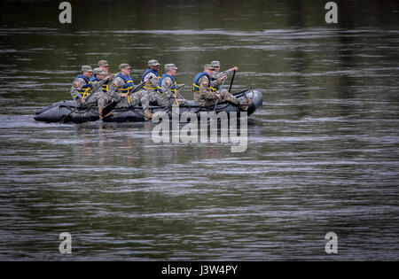 US Army National Guard Soldaten und Unteroffiziere aus den sechs Neuengland-Staaten, New Jersey und New York über den Delaware River eine Bekämpfung Gummi überfallen Handwerk während der Region 1 Wettbewerb beste Krieger Wettbewerb in Washington Crossing Historic Park, Pennsylvania, 26. April 2017. Die Gardisten nachgestellt General George Washingtons Überquerung des Delaware River, die in der Nacht vom 25-26 Dezember 1776 während der amerikanischen Revolution aufgetreten und war Teil der einen Überraschungsangriff gegen die hessischen Truppen in Trenton, NJ, am 26. Dezember 1776. Vierzehn Soldaten treten die thr Stockfoto