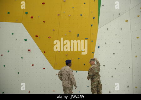 Generalmajor Blake C. Ortner, richtig, der Kommandant der Task Force spartanisch, hält an einer Kletterwand während einer Tour von Lieutenant Colonel Ibrahim Al Falahi, der Kommandant der städtischen Betriebe Flügel des Al-Hamra Combat Training Center in den Vereinigten Arabischen Emiraten während Übung Eisen Talon 26. April 2017 zur Verfügung gestellt. Eisen-Talon baut Partner-Kapazität und Interoperabilität durch die Bereitstellung von realistischen städtischen Betrieb Trainingsszenarien. (Foto von Master Sgt Sean McCollum) Stockfoto