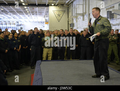 Pazifik (27. April 2017) Captain Kevin Lenox, Kommandierender Offizier der Flugzeugträger USS Nimitz (CVN-68) befasst sich mit die Crew während eines Anrufs All-Hände über ihren erfolgreichen Abschluss des Composite Unit Trainingsübung, 27. April 2017, im Pazifischen Ozean. Nimitz führt derzeit Routineoperationen. (Foto: U.S. Navy Masse Kommunikation Spezialist Seemann Cole Schroeder) Stockfoto