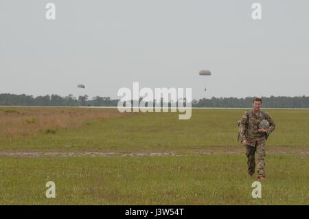 FORT STEWART, Georgia, geht 27. April 2017 – Georgien Armee National Gardist Sgt. Michael Romeo, ein Fallschirm Rigger der 165. Quartermaster Company, zurück auf das Gehänge nach ein versierter Sprung im Verlauf Fallschirm operative Missgeschick präventive Ausrichtung. POMPOC ist für die Luft-Community mit Schwerpunkt Missgeschick Trends und Prävention, Heli-Aufgaben oder Verfahren und wirksame airborne Programmmanagement zugeschnitten.    (Georgia Army National Guard Foto von Sgt. Moses Howard II) Stockfoto