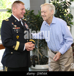 Generalmajor Troy D. Kok, Kommandierender general der US Army Reserve 99. regionale Unterstützung Befehl, teilt einen Moment mit Claude Hodges, ein 99. US-Infanteriedivision-Veteran, diente während der Ardennenoffensive und lebt derzeit bei der Virginia Veteranen Care Center in Roanoke, Virginia. Kok besucht Hodges und andere Veteranen in der Mitte April 28. Stockfoto