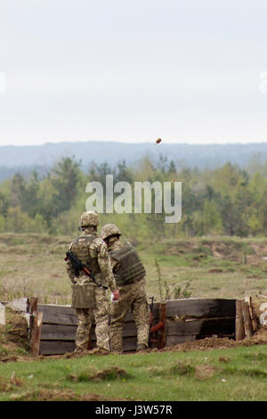 Ukrainische Soldaten mit dem 1. Airmobile Bataillon, 79. Air Assualt Brigade wirft eine live Granate während des Trainings am Yavoriv Combat Training Center auf der internationalen Friedenssicherung und Security Center in der Nähe von Yavoriv, Ukraine, am 29. April.  Yavoriv CTC-Personal, zusammen mit Mentoren aus der US-Armee 45. Infantry Brigade Combat Team, führen Granate Einarbeitung und Beschäftigung Ausbildung an die Soldaten aus der 1-79. während der Rotation des Bataillons durch Yavoriv CTC. 45. ist die Ukraine als Teil der gemeinsamen multinationalen Training Gruppe-Ukraine, eine internationale Koalition bereitgestellt. Stockfoto