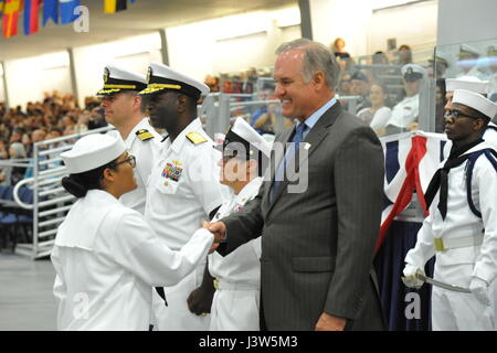 170428-N-CM124-303 GREAT LAKES, Il. (April. 28, 2017) Ryne Sandberg, ein ehemaliger Chicago Cubs "und" Philadelphia Phillies Major League Baseball (MLB) Spieler und Mitglied der MLB Hall Of Fame, war der Ehrengast während einer Bootcamp-Abschlussfeier am rekrutieren Training Command. Sandberg besuchte die Graduierung als Gast des hinteren Admiral Stephen Evans, Kommandant, Naval Service Training Command, zweite von links im Bild. Ca. 30.000-40.000 Rekruten absolvieren jährlich von der Marine nur Boot Camp. (US Navy Foto von Susan Krawczyk/freigegeben) Stockfoto