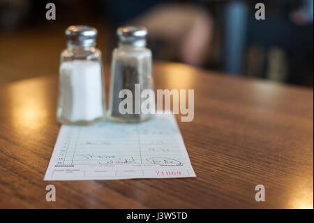 Salz- und Pfefferstreuer auf die Prüfung Stockfoto