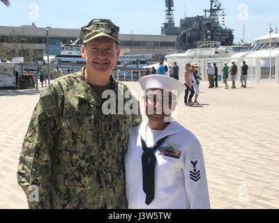 170428-N-ZZ368-002 SAN DEIGO (28. April 2017) Vice Admiral Luke McCollum, Chef der Marine Reserve (Mitte) erhält einen kurzen Befehl von der Triade der Navy Region Südwest Reserve Komponente als Teil seiner Flotte-breiten-Foto mit freundlicher Genehmigung von CMdR George Glasur/freigegeben Stockfoto