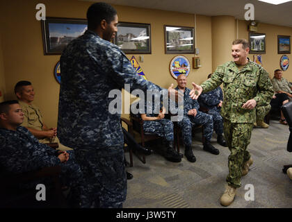 170428-N-ZZ368-010 SAN DEIGO (28. April 2017) Vice Admiral Luke McCollum, Chef der Marine Reserve stellt eine Herausforderungsmünze Lt. CMdR Kevin Newman am Navy Region Südwest Reserve Component Command als Teil seiner Flotte-breiten "listening Tour." (Foto: U.S. Navy Mass Communication Specialist 1st Class Travis S. Alston/freigegeben Stockfoto