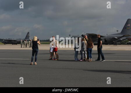 Familienmitglieder der Bereitstellung von North Carolina Air National Gardist fotografieren und schicken Sie ihre lieben an der North Carolina Air National Guard Base, Charlotte Douglas International Airport, 28. April 2017. Bereitstellung am Tag startet die zweite Welle der North Carolina Air National Guard letzte c-130-Bereitstellung, eine Mission zur Unterstützung der Operation Freedom Sentinel. Stockfoto