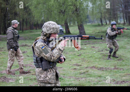 Ukrainische Soldaten des 1. Luftmobil-Bataillons nahmen an der Granatentraining im Javoriv Combat Training Center teil, unter Anleitung von CTC-Mitarbeitern und Mentoren der 45. Infanterie-Brigade der US-Armee. Stockfoto