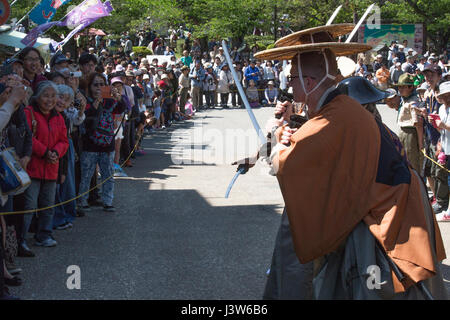 US-Marines vom Marine Corps Air Station Iwakuni nahmen an der 40. jährliche Kintai Brückenfest in Iwakuni City, Japan, 29. April 2017. Das Festival bietet Marines eine aktive Teilnahme bei der Feier der Geschichte von Iwakuni durch traditionelle japanische Kleidung anziehen und die Kintai-Brücke überquert haben. Veranstaltungen wie diese Hilfe, die Marines der Geschichte Japans, Informationen weitere bei der Erstellung von positiver Interaktionen mit ihren japanischen Gastgeber. (U.S. Marine Corps Foto von Sgt. Nathan Wicks) Stockfoto