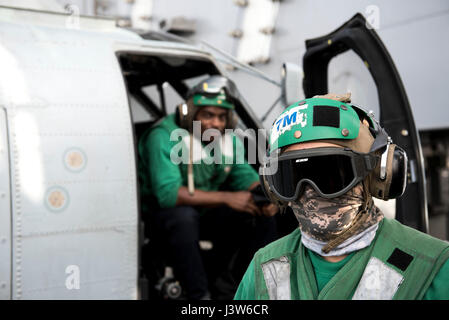 170429-N-FE442-132 arabischen Golf (29. April 2017) Matrosen an Bord des Flugzeugträgers USS George H.W. Bush (CVN-77) (GHWB) bereiten Sie für den Flugbetrieb zur Unterstützung Betrieb innewohnende zu beheben. GHWB in den USA bereitgestellt wird 5. Flotte Bereich der Maßnahmen zur Erhöhung der Sicherheit im Seeverkehr Operationen, Verbündete und Partner zu beruhigen, und die Freiheit der Schifffahrt und den freien Fluss des Handels in der Region zu erhalten. (Foto: U.S. Navy Mass Communication Specialist 3. Klasse Matt Matlage/freigegeben) Stockfoto