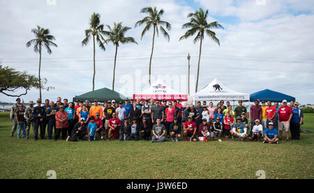 170429-N-NU281-0020 AIEA, Hawaii (29. April 2017) aktiven Dienst, Veteranen und Angehörige lokalen Freiwilligen Pose für ein Gruppenfoto bei einer Veranstaltung um zu einen Radweg bei Neal S. Blaisdell Park entlang historischen Hafen Aiea, Hawaii Pearl Harbor zu reinigen. Gemeinsame Basis Pearl Harbor Hickam und die Stadt und Grafschaft von Honolulu Gastgeber der Veranstaltung, die mehrere Organisationen, namentlich die Mission geht weiter, der Wounded Warrior Project, Team rot, weiß und blau, Projekt Rubicon, Vereins Junior eingetragen und andere verschiedene Gruppen aus der Community besucht wurde. (U.S. Navy Photo Mass comm Stockfoto