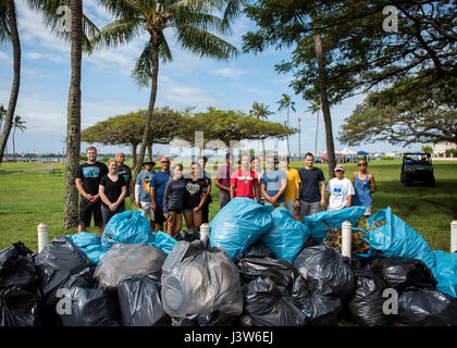 170429-N-NU281-0107 AIEA, Hawaii (29. April 2017) aktiven Dienst, Veteranen und Angehörige lokalen Freiwilligen Pose für ein Gruppenfoto nach einer Veranstaltung um zu einen Radweg bei Neal S. Blaisdell Park entlang historischen Hafen Aiea, Hawaii Pearl Harbor zu reinigen. Gemeinsame Basis Pearl Harbor Hickam und die Stadt und Grafschaft von Honolulu Gastgeber der Veranstaltung, die mehrere Organisationen, namentlich die Mission geht weiter, der Wounded Warrior Project, Team rot, weiß und blau, Projekt Rubicon, Vereins Junior eingetragen und andere verschiedene Gruppen aus der Community besucht wurde. (US Navy Foto-Massenprozenten C Stockfoto