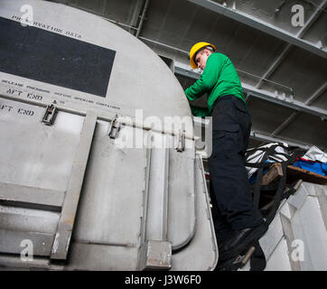 170429-N-RZ514-045-Persischen Golf (29. April 2017)-Logistik-Spezialist 3. Klasse Dylan Foltz arbeitet auf einem Jet-Engine-Container an Bord des Flugzeugträgers USS George H.W. Bush (CVN-77) (GHWB). GHWB in den USA bereitgestellt wird 5. Flotte Bereich der Maßnahmen zur Erhöhung der Sicherheit im Seeverkehr Operationen, Verbündete und Partner zu beruhigen, und die Freiheit der Schifffahrt und den freien Fluss des Handels in der Region zu erhalten. (Foto: U.S. Navy Masse Kommunikation Spezialist Seemann Jennifer M. Kirkman/freigegeben) Stockfoto