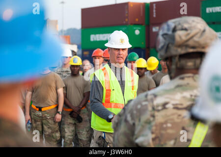 Ben Ruffin Slips US-Soldaten vor dem Entladen der Ausrüstung von USNS Fisher (T-AKR 301) während Balikatan 2017 in Subic Bay, Zambales, 30. April 2017. Ruffin, ist ein Chef Operationen mit dem 835th Transport-Bataillon aus Okinawa, Japan. Balikatan ist eine jährliche U.S.-philippinische bilaterale militärische Übung konzentrierte sich auf eine Vielzahl von Missionen, einschließlich humanitäre Hilfe und Katastrophenhilfe, Bekämpfung des Terrorismus, und andere militärische Operationen kombiniert. (Foto: U.S. Army Spc. Cory Long) Stockfoto