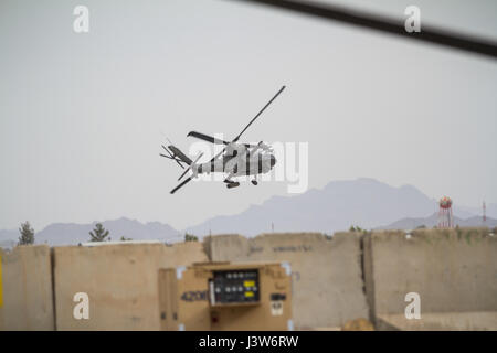 AH-64 Apache-Piloten von der Task Force Warhawk bereiten sich auf eine Mission auf dem Kandahar Airfield vor, um die Operation Freedom's Sentinel und Resolute Support in Afghanistan zu unterstützen. Stockfoto