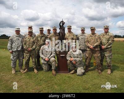 Die US Army National Guard All-Guard International Combat Team ist das US Army Forces Command (FORSCOM) Certificate of Achievement als die aggregierten Team Gesamtsieger in Fort Bragg, N.C. 10. November 2016 ausgezeichnet. Von links nach rechts: Staff Sgt Jacob Blount, Command Sergeant Major Scott Schroeder, Sgt. 1. Klasse Paul Deugan, Sgt. Justus Densmore, Generalmajor James Brown und Command Sergeant Major James Megoloff.  (US-Nationalgarde Treffsicherheit Training Center Foto von Generalmajor Dwayne Page) Stockfoto