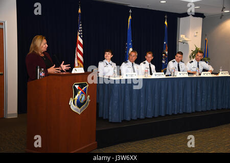 Eine Fragerunde mit den westlichen regionalen DCMA Kommandanten, moderiert von Frau Barbara Baker, Raum und Missile Systems Center, Erwerb von Exzellenz Chief, fand im Gordon Conference Center, Los Angeles AFB, 1. Mai 2017. Die 90-minütige Q&A erlaubt das Panel, Rollen und Verantwortlichkeiten und Trends in der vor der Übernahme und der Supply Chain zu diskutieren. (US Air Force Photo/Joseph M. Juarez Sr.) Stockfoto