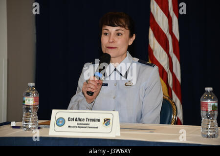 Eine Fragerunde mit den westlichen regionalen DCMA Kommandanten, moderiert von Frau Barbara Baker, Raum und Missile Systems Center, Erwerb von Exzellenz Chief, fand im Gordon Conference Center, Los Angeles AFB, 1. Mai 2017. Die 90-minütige Q&A erlaubt das Panel, Rollen und Verantwortlichkeiten und Trends in der vor der Übernahme und der Supply Chain zu diskutieren. (US Air Force Photo/Joseph M. Juarez Sr.) Stockfoto