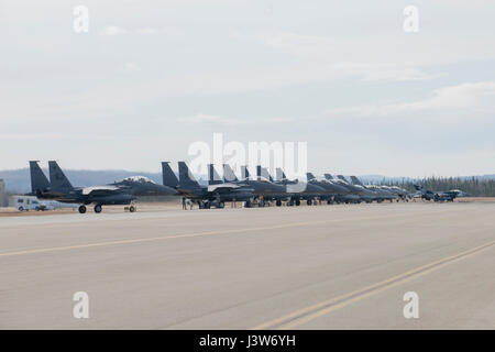 EIELSON AIR FORCE BASE, Alaska – US-Air Force Flugzeuge zugeordnet, die 335th Fighter Squadron, Seymour Johnson Air Force Base, N.C., 13. Fighter Squadron, Misawa Air Base, Japan, und die 18. Aggressor Squadron, bereiten Sie für einen Ausfall während der nördlichen Rand 2017 (NE17) 1. Mai 2017, Eielson Air Force Base, Alaska. NE17 ist Alaskas erste gemeinsame Übung sollen üben, Operationen, Techniken und Verfahren sowie die Interoperabilität zwischen den Diensten zu verbessern. Tausende von Teilnehmern aus allen Diensten, Flieger, Soldaten, Matrosen, Marines und Küste Gardisten aus dem active Stockfoto