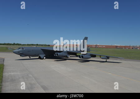 Boeing B - 52H, posiert 60-0005, vor Oklahoma City Air Logistik komplexer Gbd. 3001 nach Generalüberholung am 1. Mai 2017, Tinker Air Force Base in Oklahoma. OC-ALC ist verantwortlich für Wartung Depot der b-52-Flotte mit einen großen Teil der Arbeit findet in dem Gebäude hinter gezeigt. (U.S. Air Force Photo/Greg L. Davis) Stockfoto