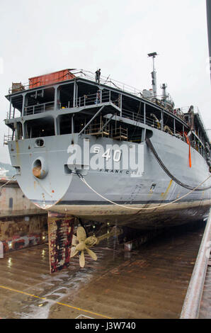 PORTLAND, Oregon/USA (1. Mai 2017) - u-Boot-tender USS Frank Cable (AS 40) als ihren Ort ruht entwässert in Portland, Oregon/USA, 1. Mai.  Frank Cable ist in Portland, Oregon/USA für eine geplante Übertragung Phase Wartung Verfügbarkeit.  (Foto: U.S. Navy Mass Communication Specialist 3. Klasse Alana Langdon/freigegeben) Stockfoto