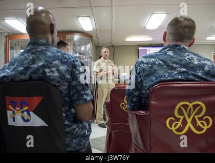 170501-N-NF288-062 YOKOSUKA, Japan (1. Mai 2017) Captain Mike Vernazza, senior Intelligence Officer Detailer, spricht zu den Seeleuten während einer Intelligenz Kriegsführung Gemeinschaft Roadshow in einer Offiziersmesse an Bord der Marine vorwärts bereitgestellt Flugzeugträger USS Ronald Reagan (CVN-76). Während der Roadshow die Teilkonstrukteure diskutierten über den Stand der Gemeinschaft, Manpower und Förderung Chancen. Ronald Reagan, das Flaggschiff der Carrier Strike Group 5 bietet eine kampfbereit Kraft, die schützt und verteidigt die kollektive maritime Interessen seiner Verbündeten und Partner in der Indo-Asien-Pazifik-Region. (US-Navy Stockfoto