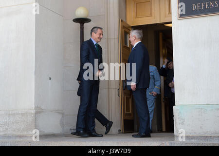 Verteidigungsminister Jim Mattis geht mit dem Verteidigungsminister für die Tschechische Republik Martin Stropnický nach einem Treffen im Pentagon in Washington, D.C., 2. Mai 2017. (DOD Foto von Armee Sgt. Amber I. Smith) Stockfoto