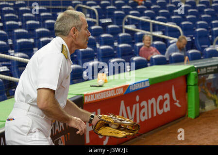 MIAMI, Florida - Konteradmiral Roy I. Kitchener erwärmt sich vor die Marlins versus Strahlen Baseballspiel im Marlins Stadium 2. Mai 2017. Kitchener, der Kommandant der Expeditionary Strike Group 2, warf den Ball Spiel Öffnung im Rahmen der 27. Flotte Woche Port Everglades. (United States Marine Corps Foto von Staff Sgt. Rebekka S. Heite/freigegeben) Stockfoto