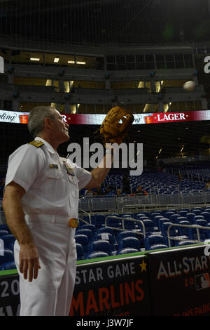 MIAMI, Florida - Konteradmiral Roy I. Kitchener erwärmt sich vor die Marlins versus Strahlen Baseballspiel im Marlins Stadium 2. Mai 2017. Kitchener, der Kommandant der Expeditionary Strike Group 2, warf den Ball Spiel Öffnung im Rahmen der 27. Flotte Woche Port Everglades. (United States Marine Corps Foto von Staff Sgt. Rebekka S. Heite/freigegeben) Stockfoto